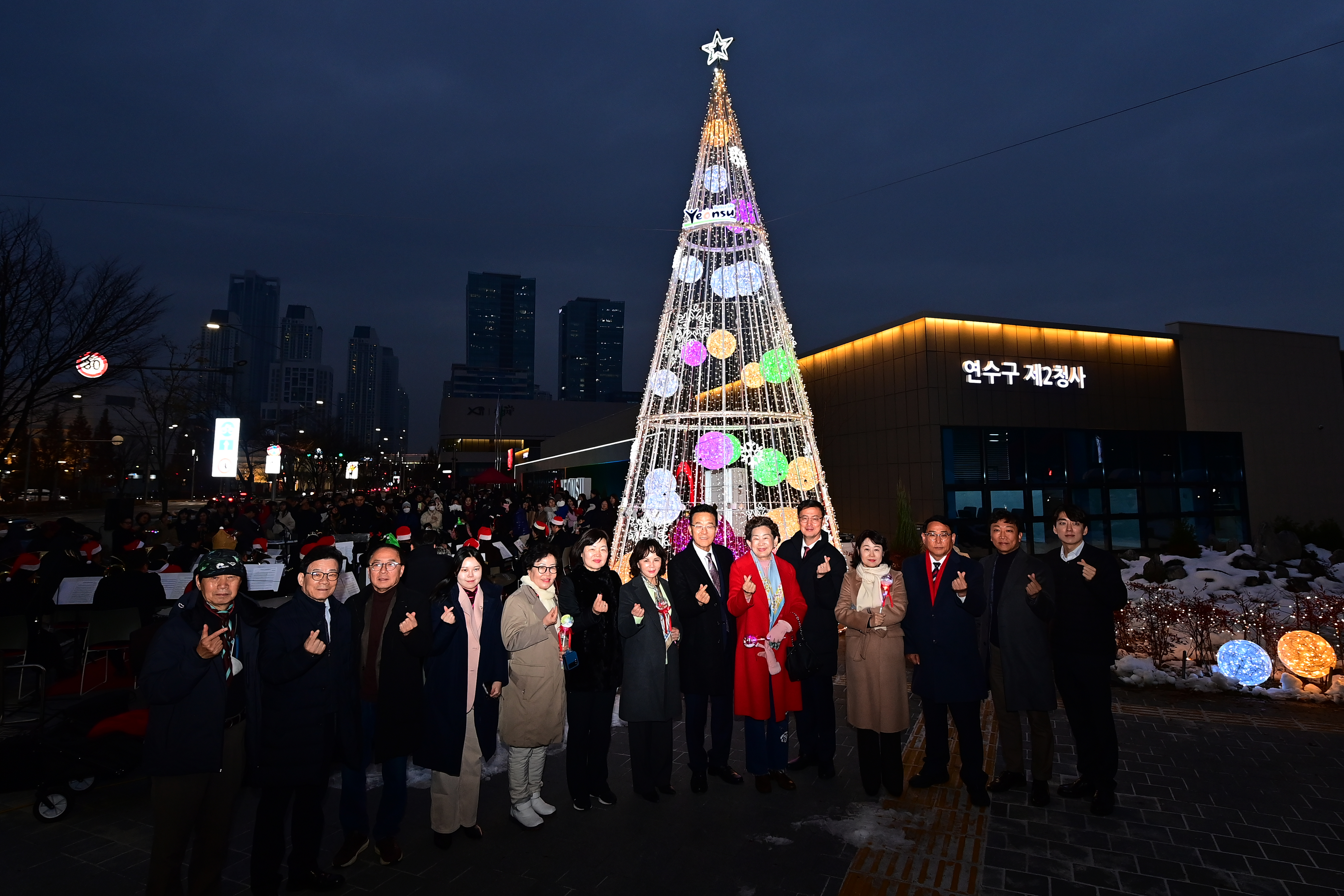 연수구가 주최하고 연수문화재단이 주관하는 2024 크리스마스트리 문화축제 점등식이 지난달 29일 연수구청과 제2청사에서 개최됐다